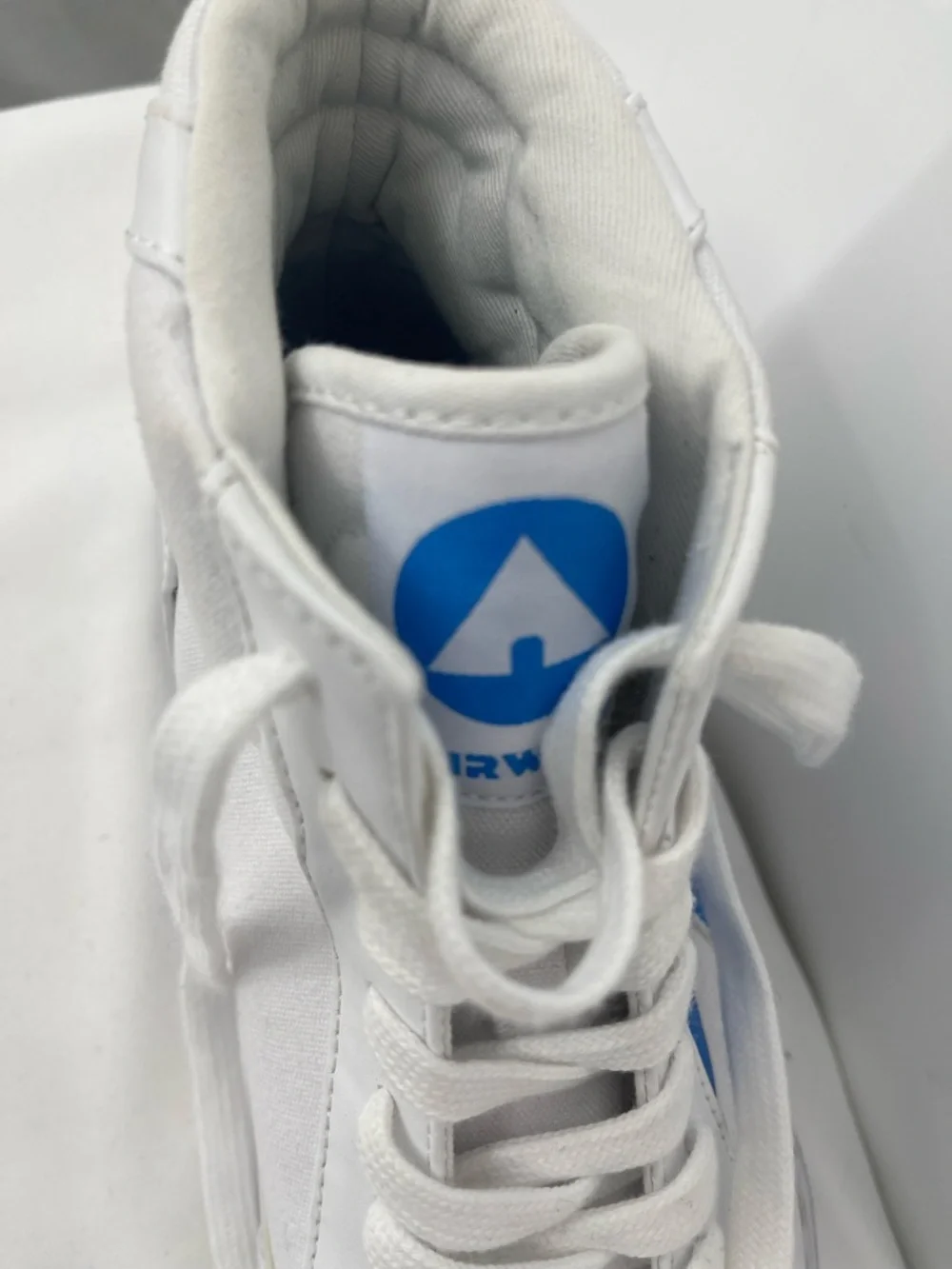 Airwalk AURORA WOMENS SIZE 9M White High-Top Sneakers with Blue Stripe
